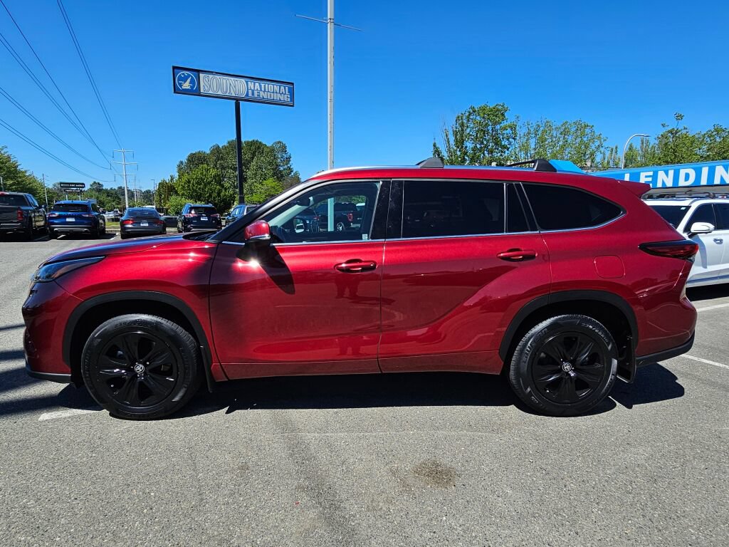 Used 2021 Toyota Highlander XLE AWD/4WD image 2