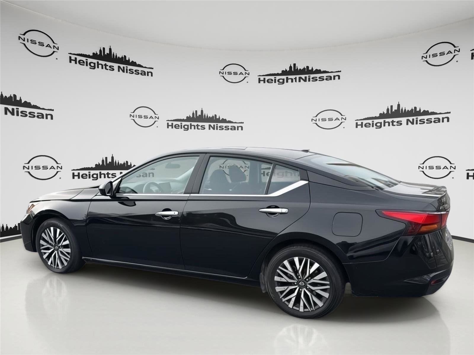 Used 2023 Nissan Altima 2.5 SV image 3