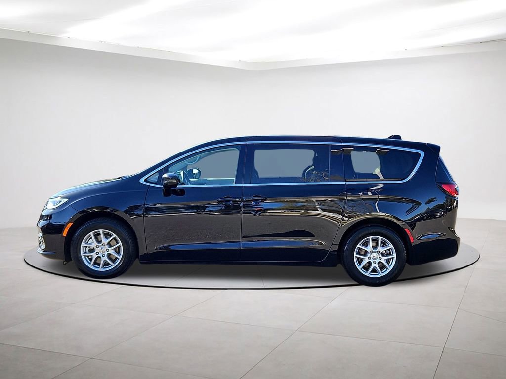 Used 2024 Chrysler Pacifica Touring-L image 4