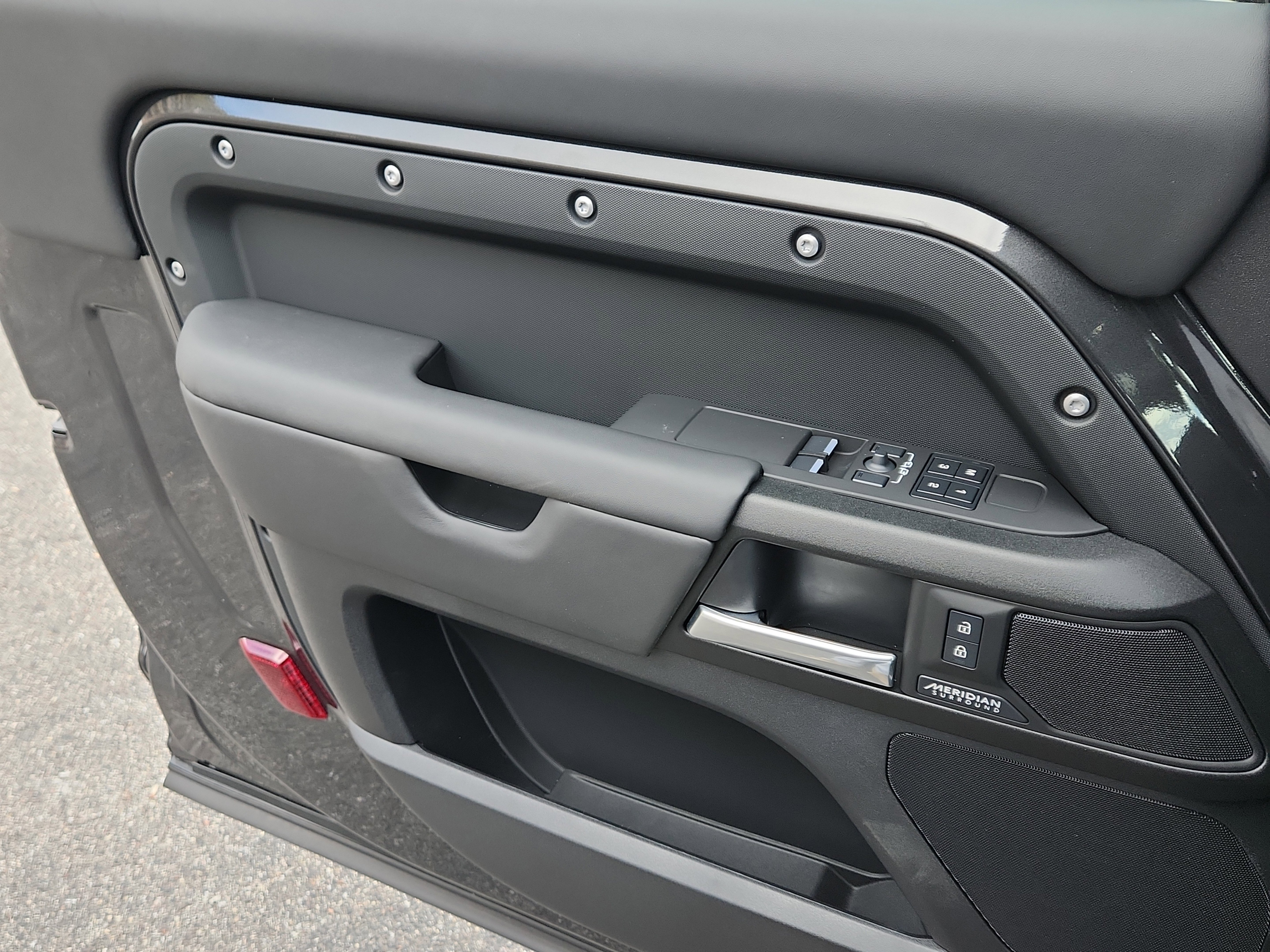 New 2025 Land Rover Defender 90 V8 image 8
