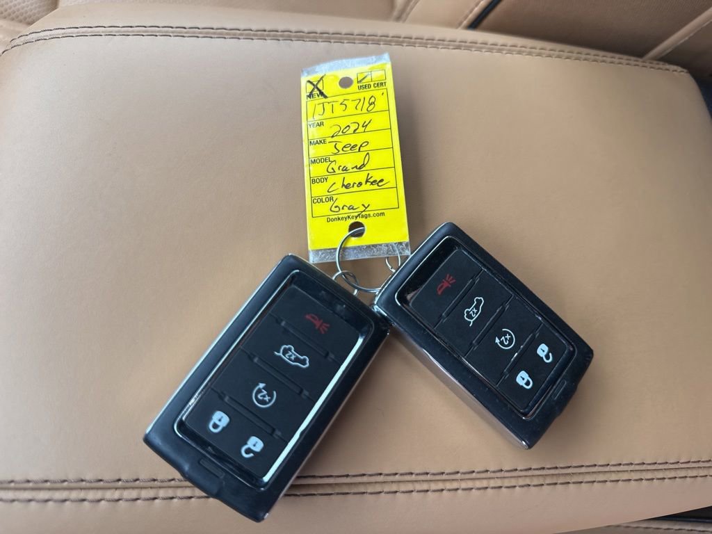 Used 2024 Jeep Grand Cherokee Summit AWD/4WD image 37