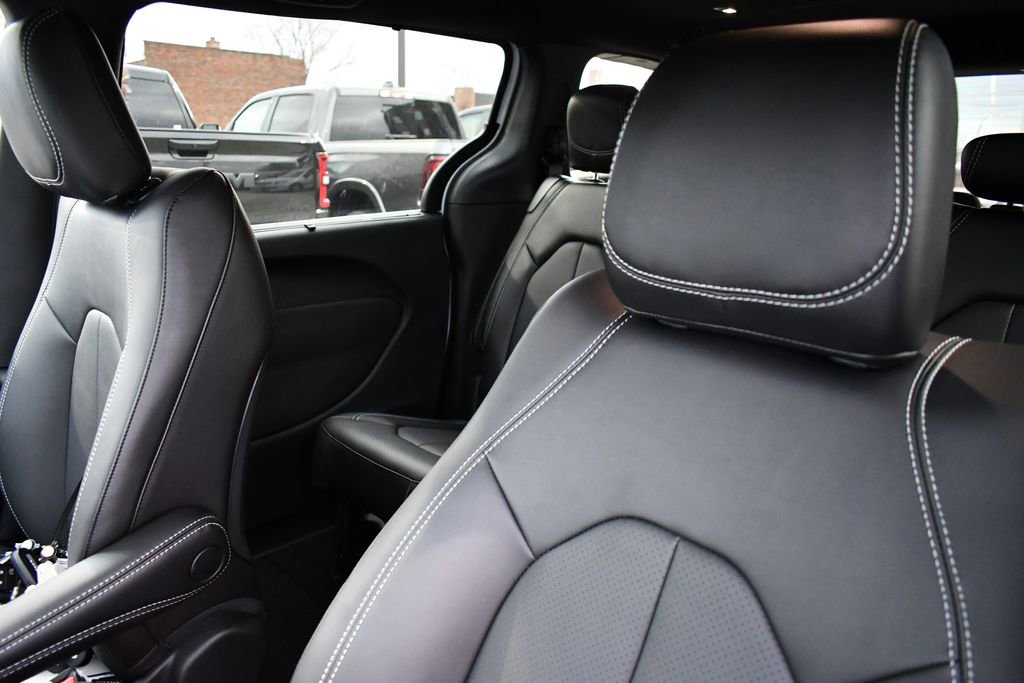 New 2026 Chrysler Pacifica Select image 11