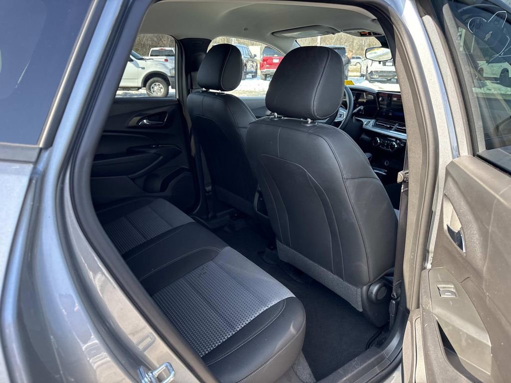 Used 2025 Chevrolet Trax LT w/ LT Convenience Package image 26