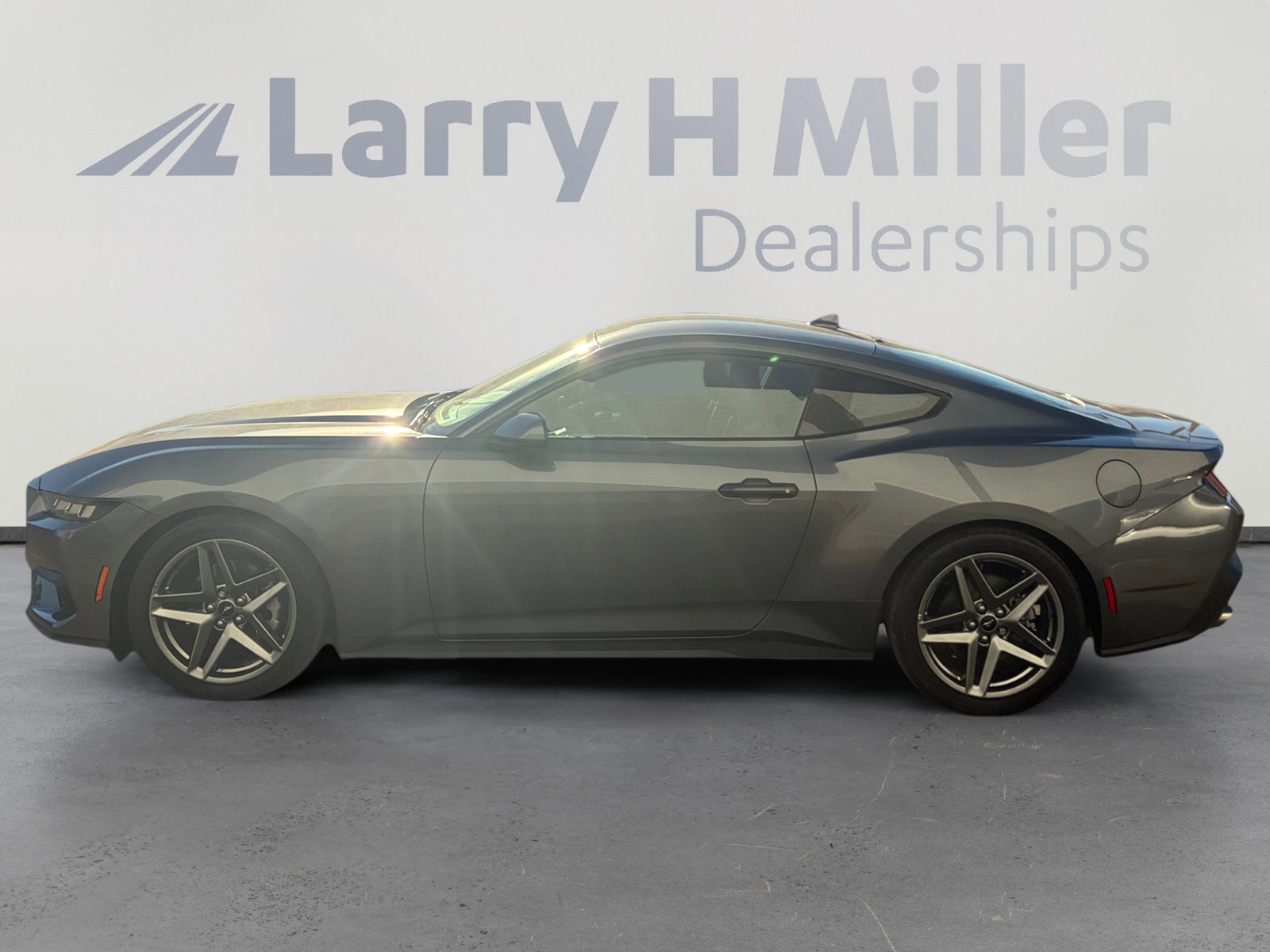 Used 2025 Ford Mustang EcoBoost image 2