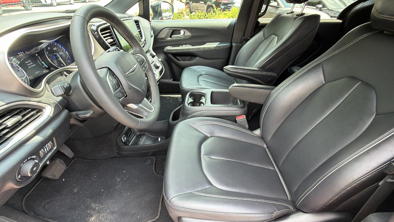 Used 2025 Chrysler Pacifica Select FWD image 16