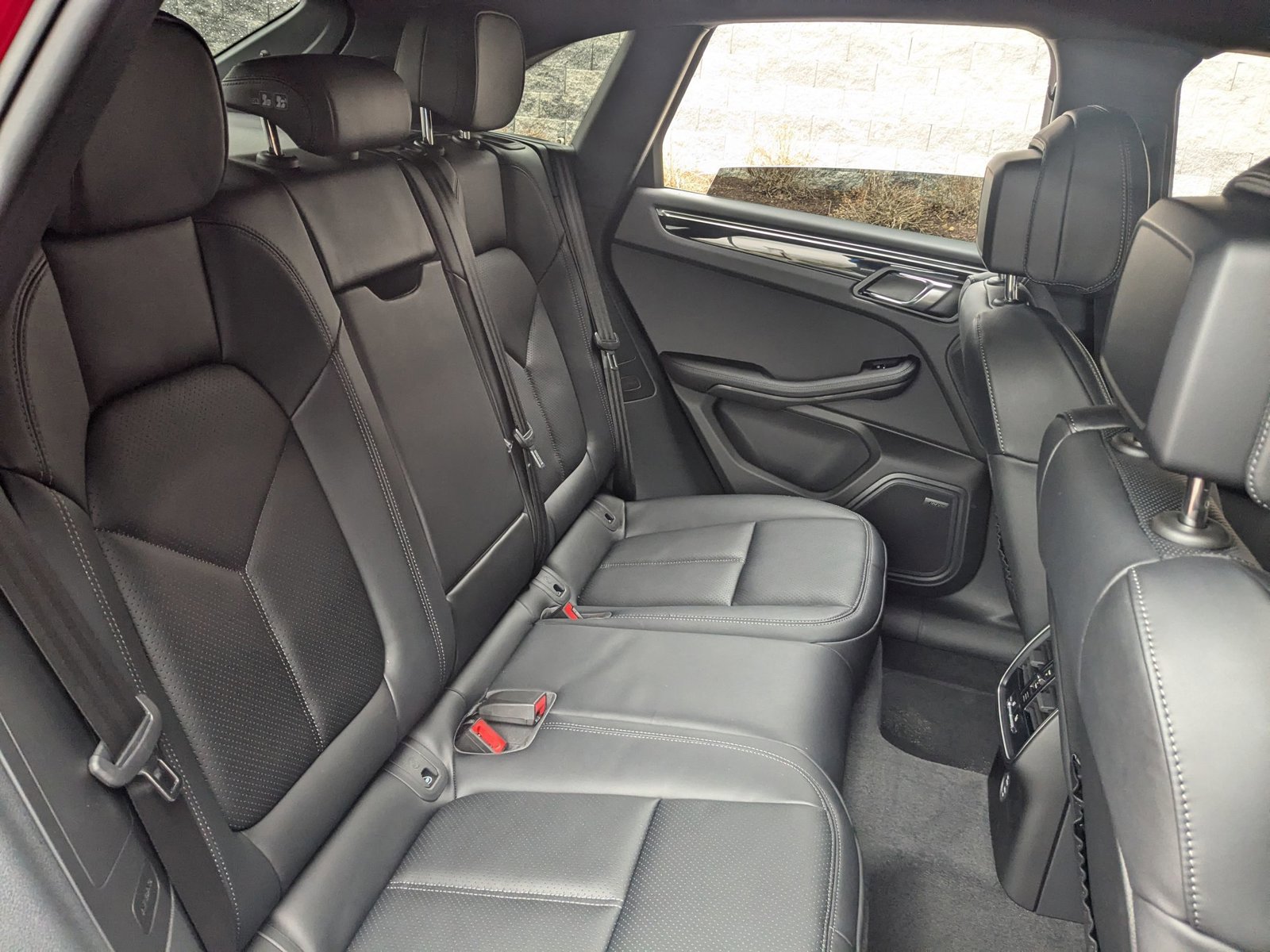 Used 2025 Porsche Macan image 25