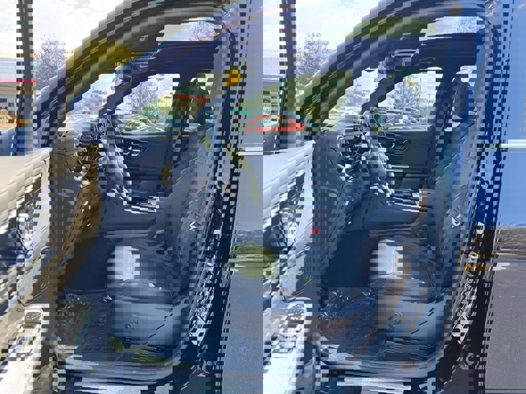 Used 2025 Mercedes-Benz GLC 300 4MATIC image 26