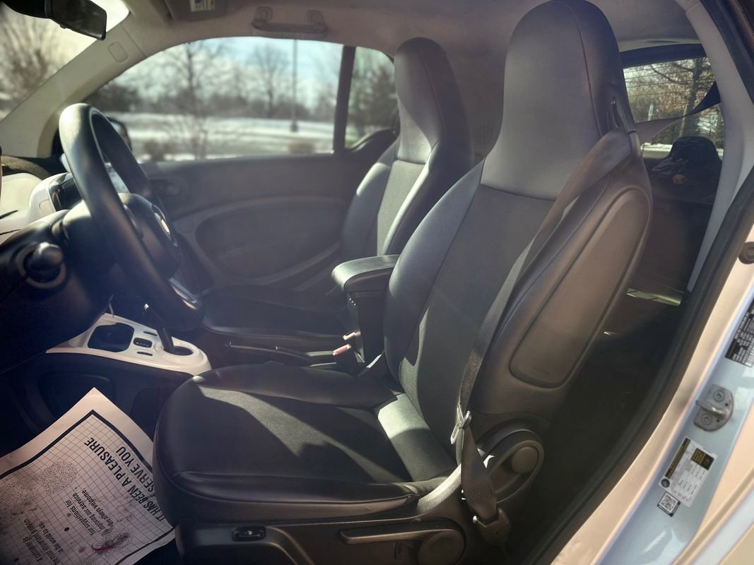 Used 2017 smart fortwo pure image 18