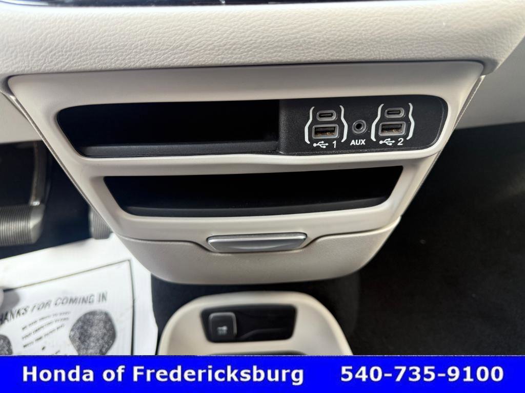Used 2023 Chrysler Pacifica Touring-L image 27