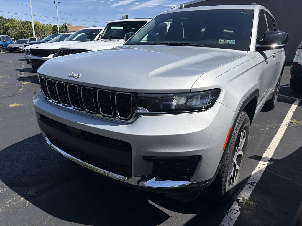 Used 2024 Jeep Grand Cherokee L Limited AWD/4WD image 3