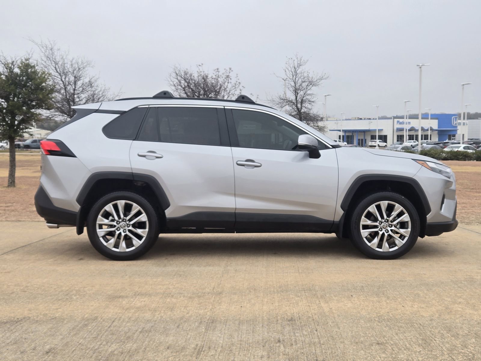 Used 2023 Toyota RAV4 XLE Premium image 7