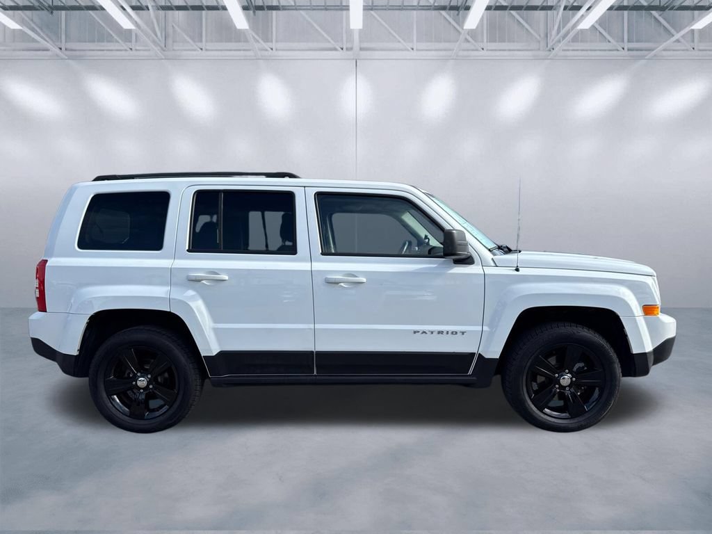 Used 2017 Jeep Patriot Latitude AWD/4WD image 3