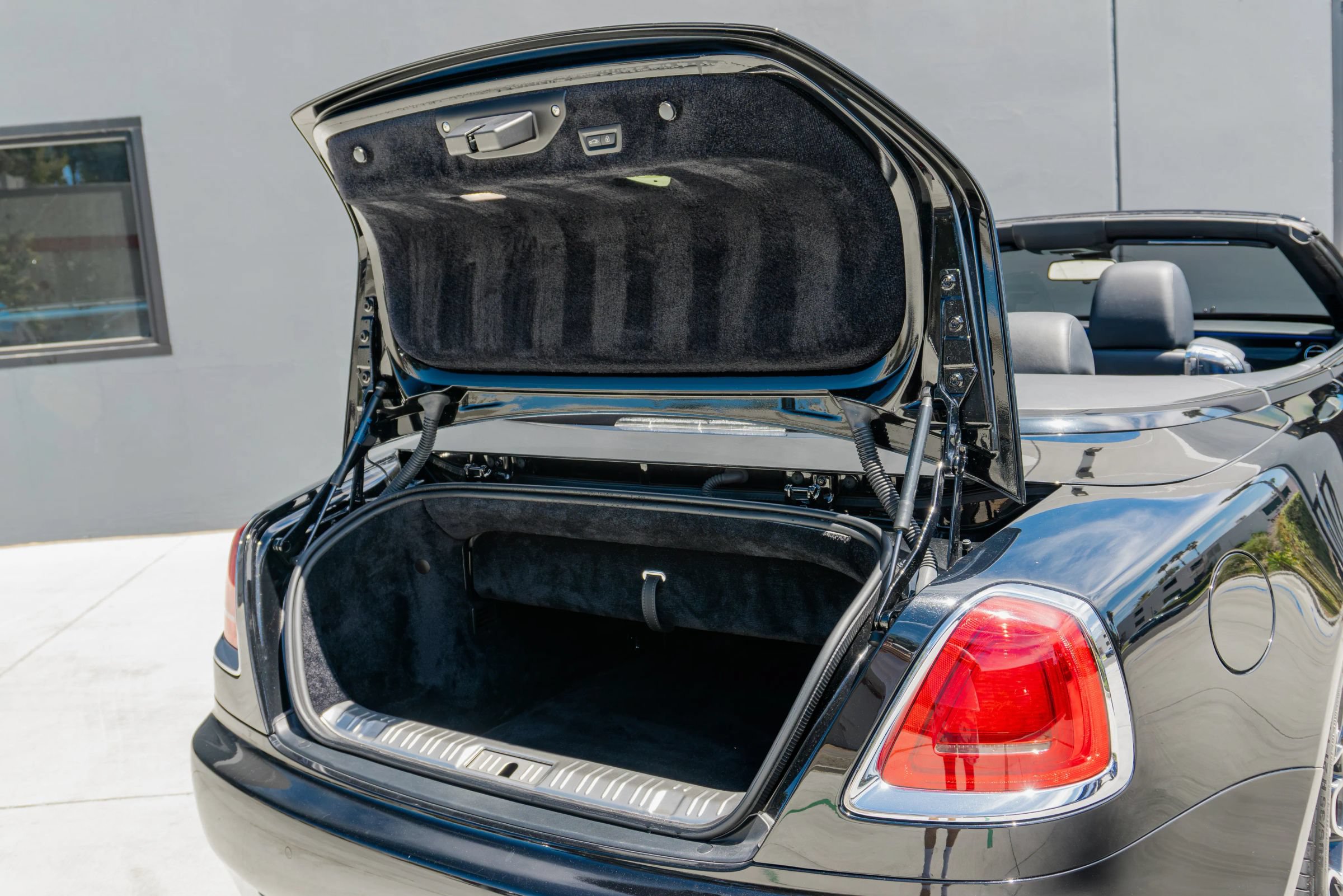 Used 2018 Rolls-Royce Dawn RWD image 63