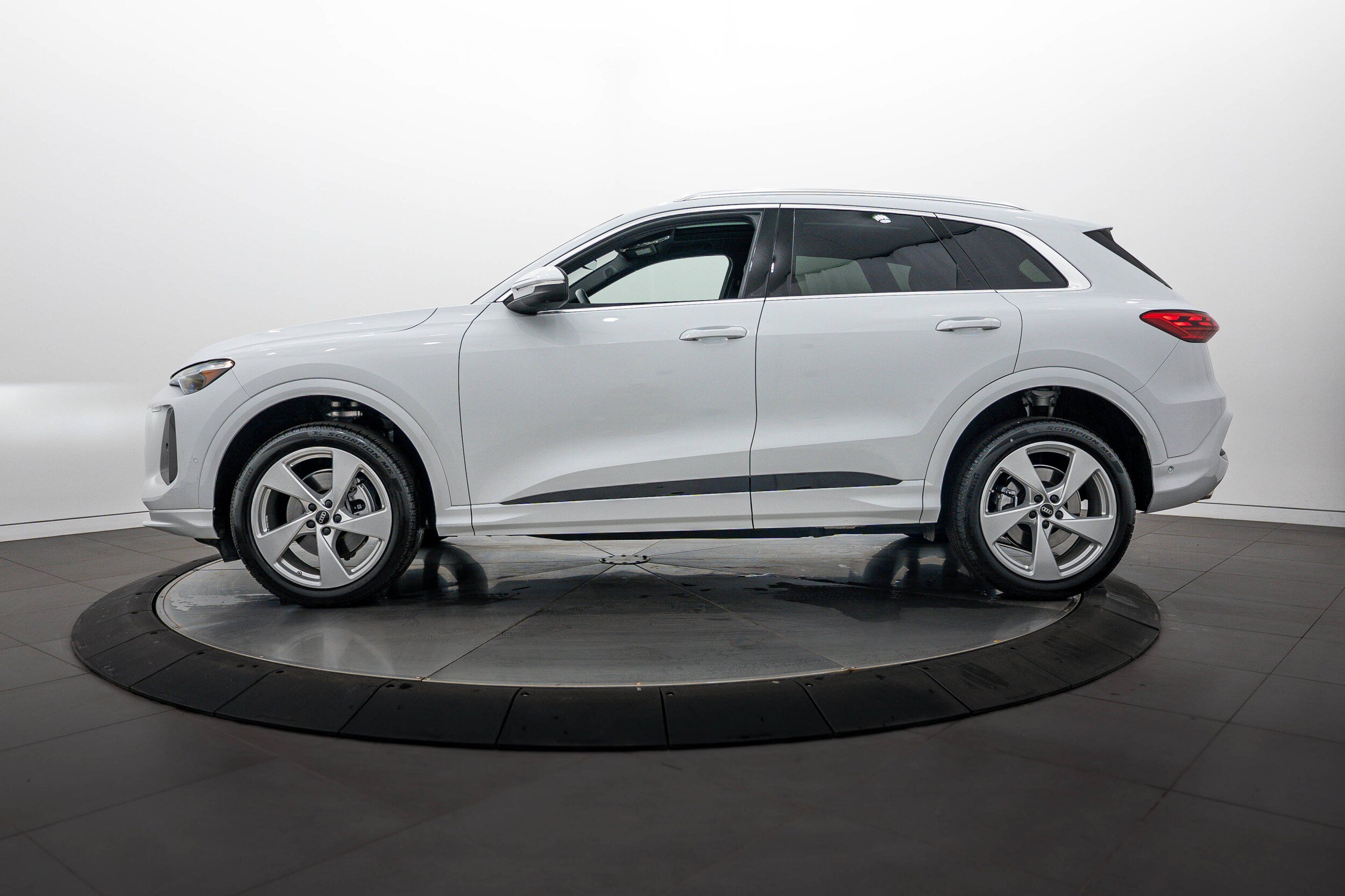 Used 2025 Audi Q5 Premium Plus AWD/4WD image 6