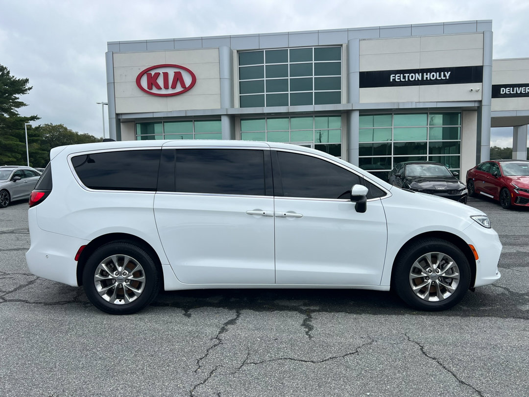 Used 2023 Chrysler Pacifica Touring-L image 11