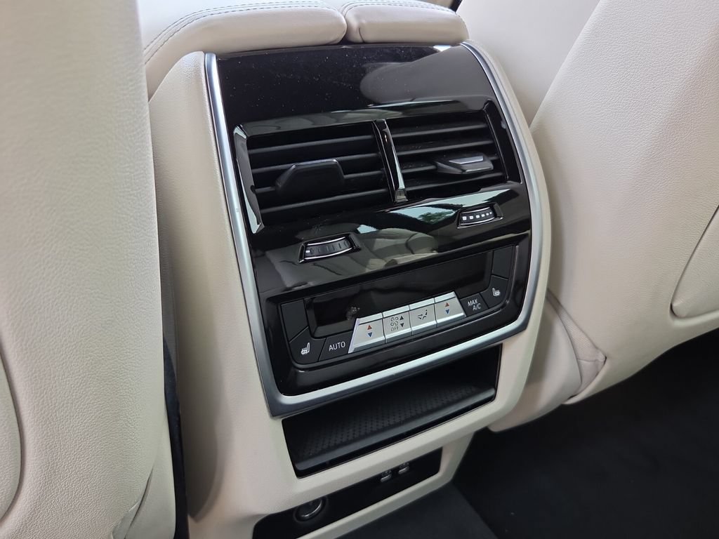 Used 2022 BMW X7 xDrive40i w/ M Sport Package AWD/4WD image 16