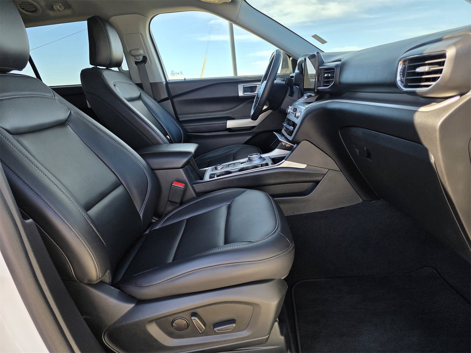 Used 2022 Ford Explorer XLT w/ Equipment Group 202A image 26