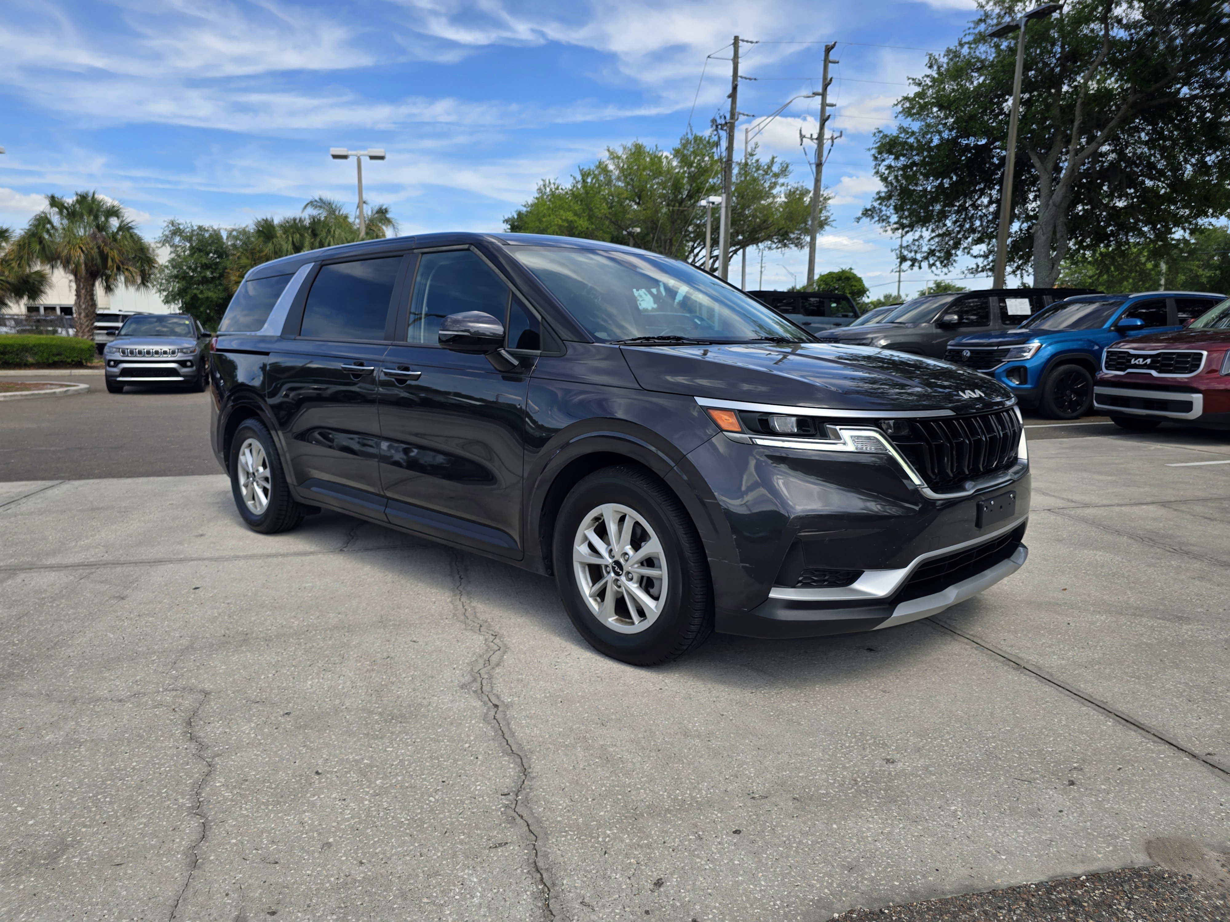 Used 2024 Kia Carnival LX image 2