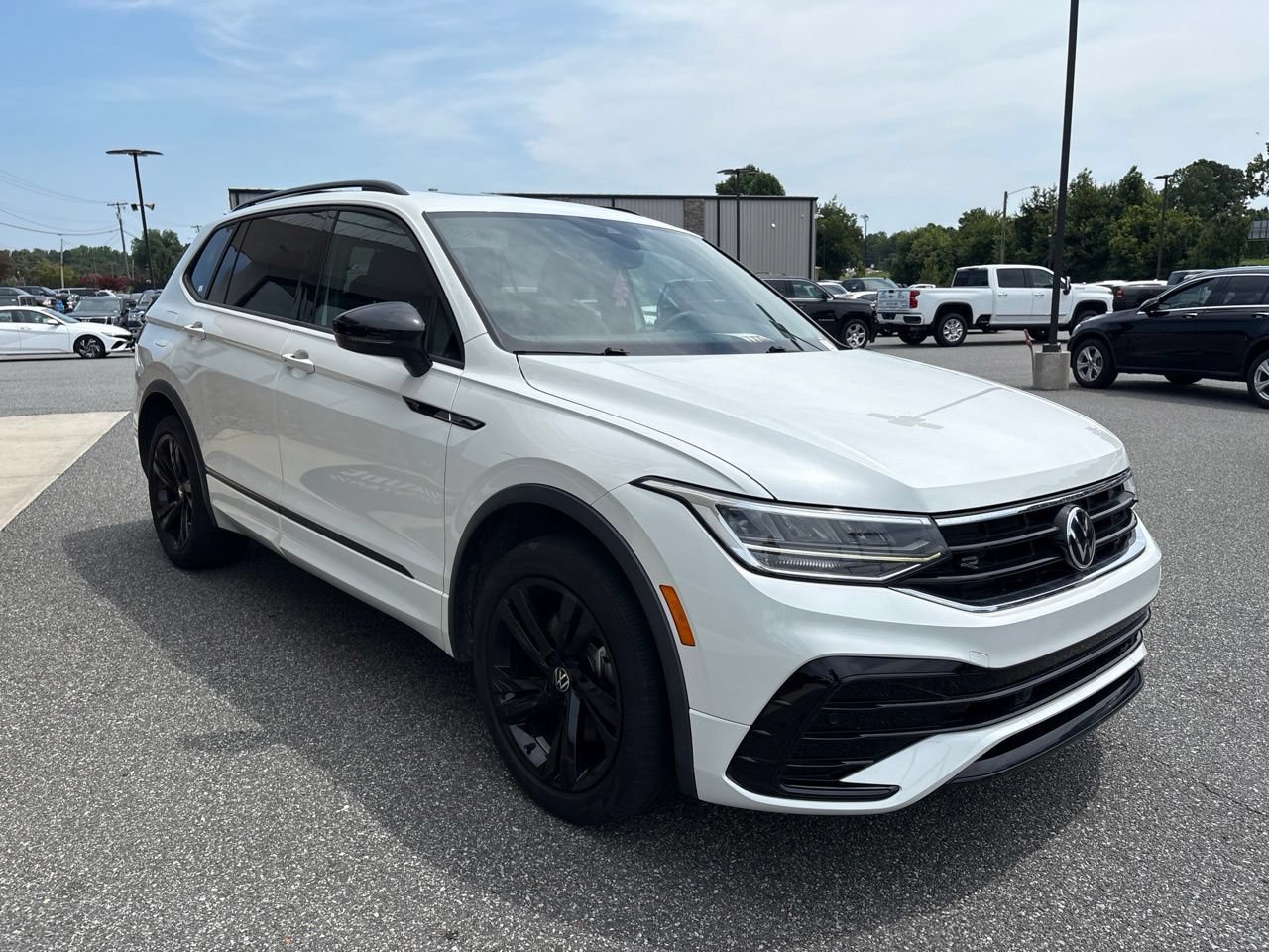 Used 2023 Volkswagen Tiguan SE R-Line FWD image 11