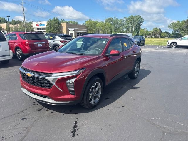 Used 2024 Chevrolet Trax LT w/ Driver Confidence Package FWD image 2
