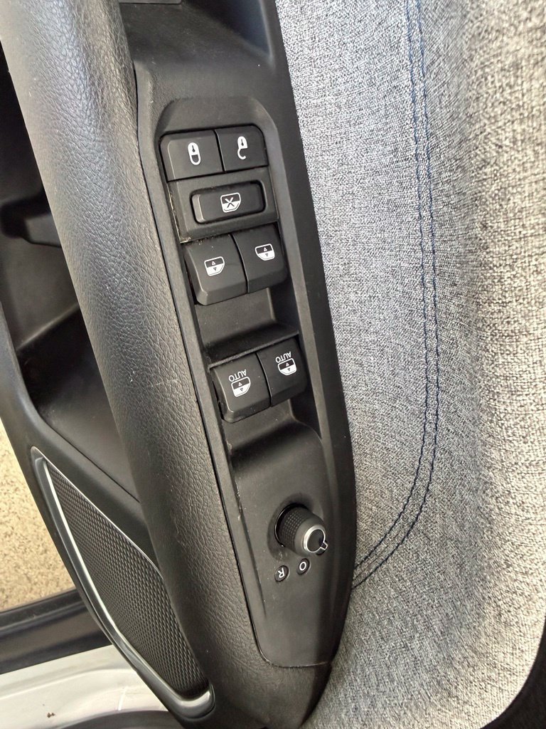 Used 2024 Jeep Compass Latitude AWD/4WD image 15