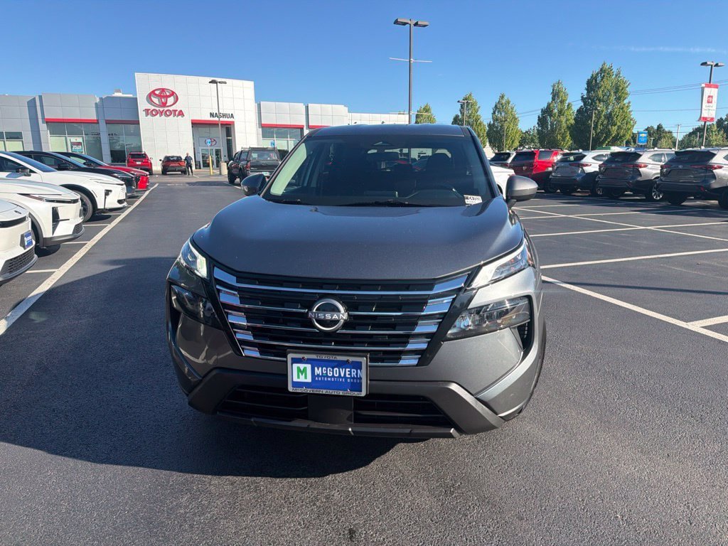 Used 2025 Nissan Rogue SV AWD/4WD image 2