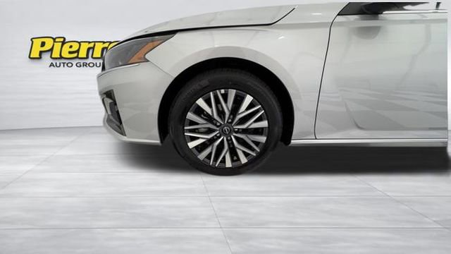 Used 2025 Nissan Altima 2.5 SV FWD image 9