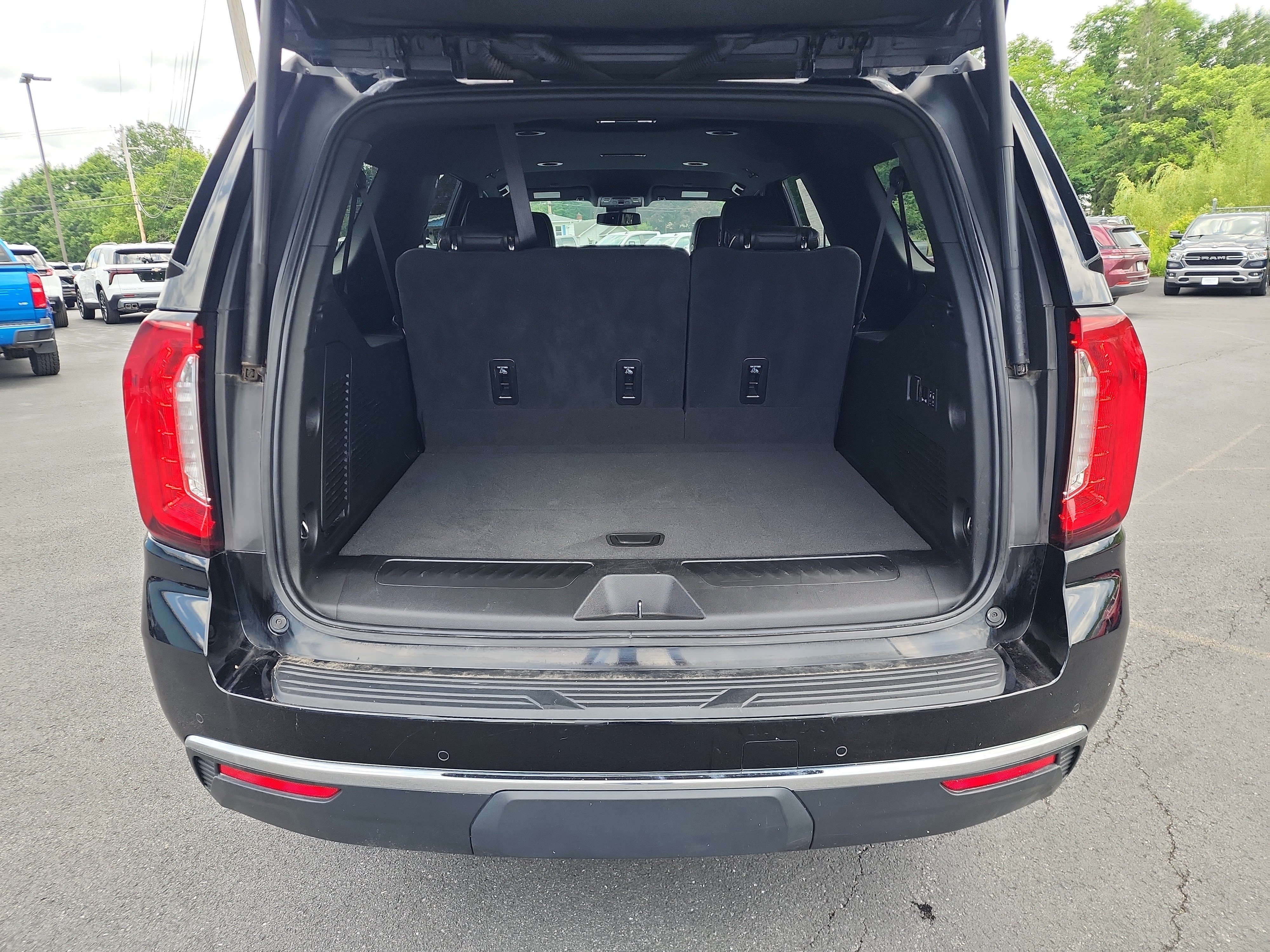 Certified 2024 GMC Yukon XL SLT w/ SLT Luxury Package AWD/4WD image 29