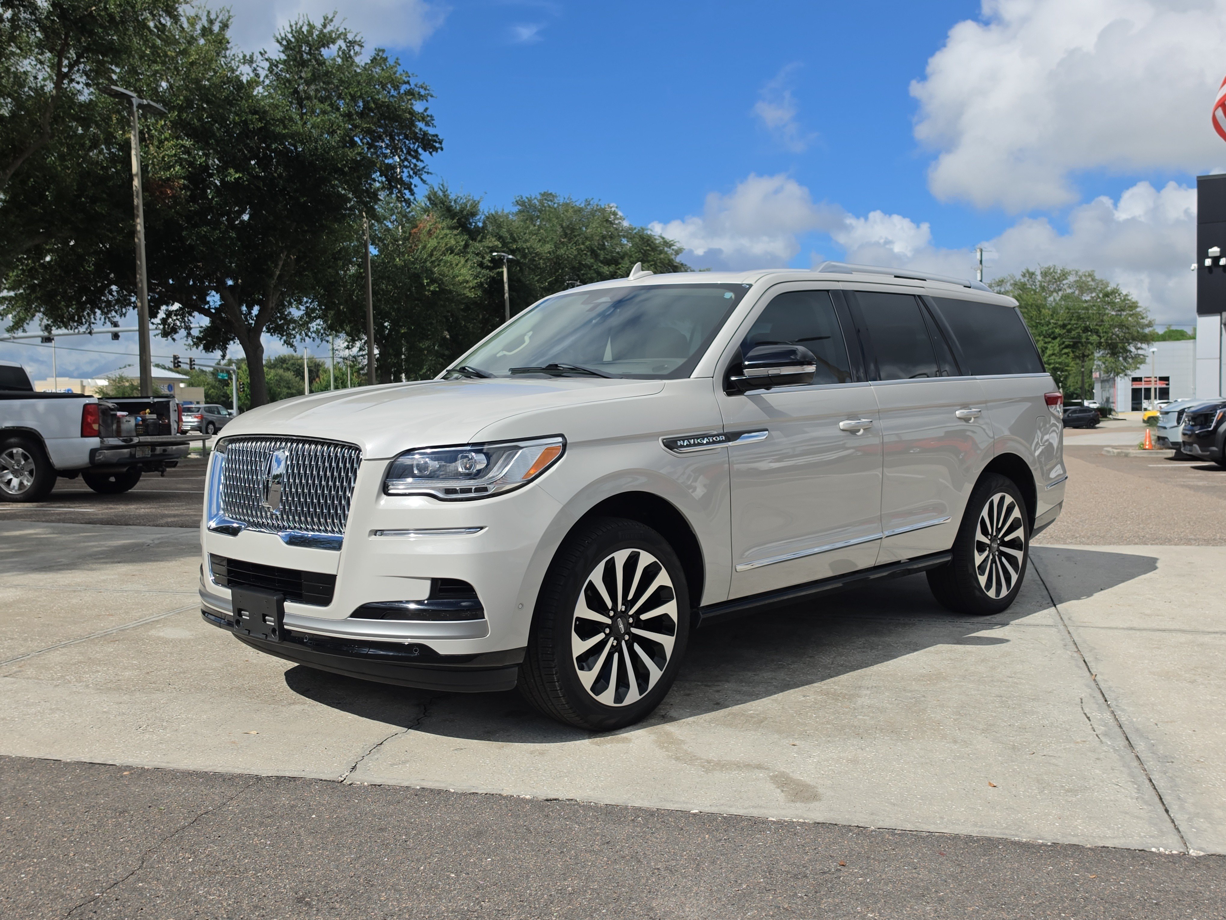 Used 2024 Lincoln Navigator Reserve AWD/4WD image 4