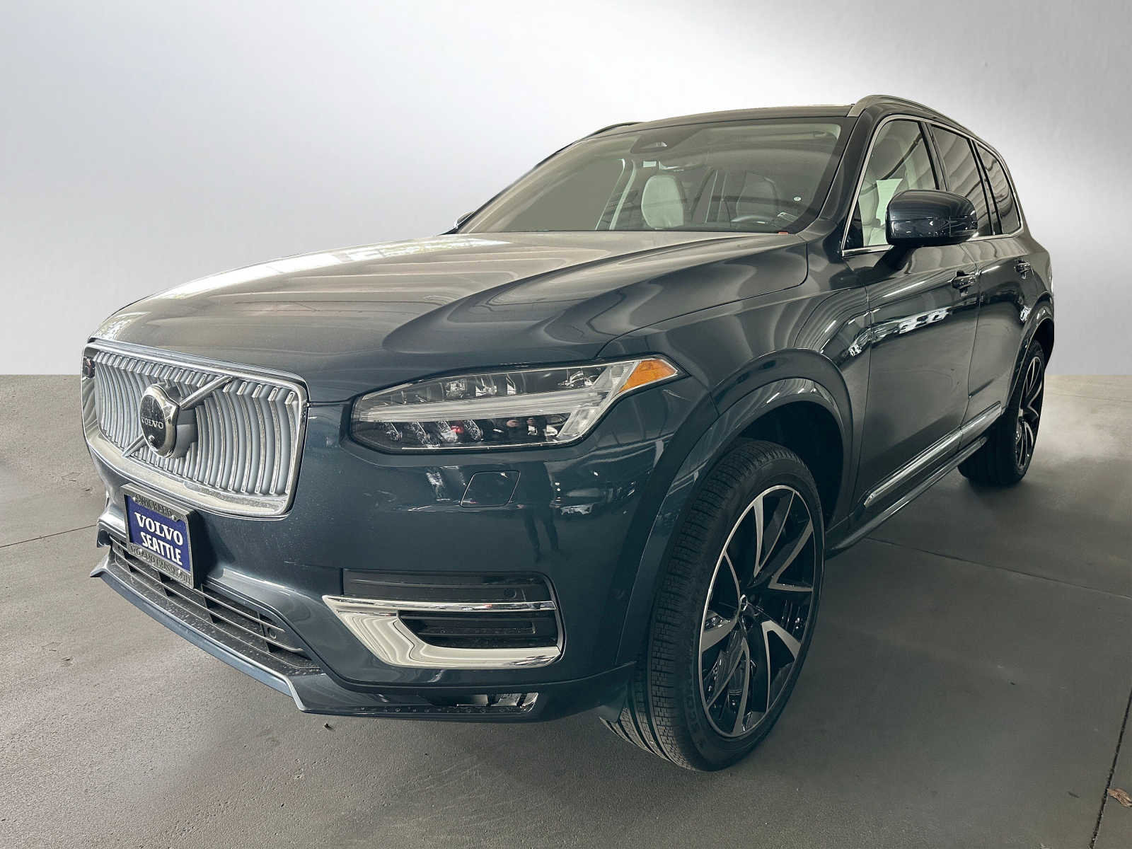 Used 2023 Volvo XC90 B5 Plus w/ Protection Package Premier image 3