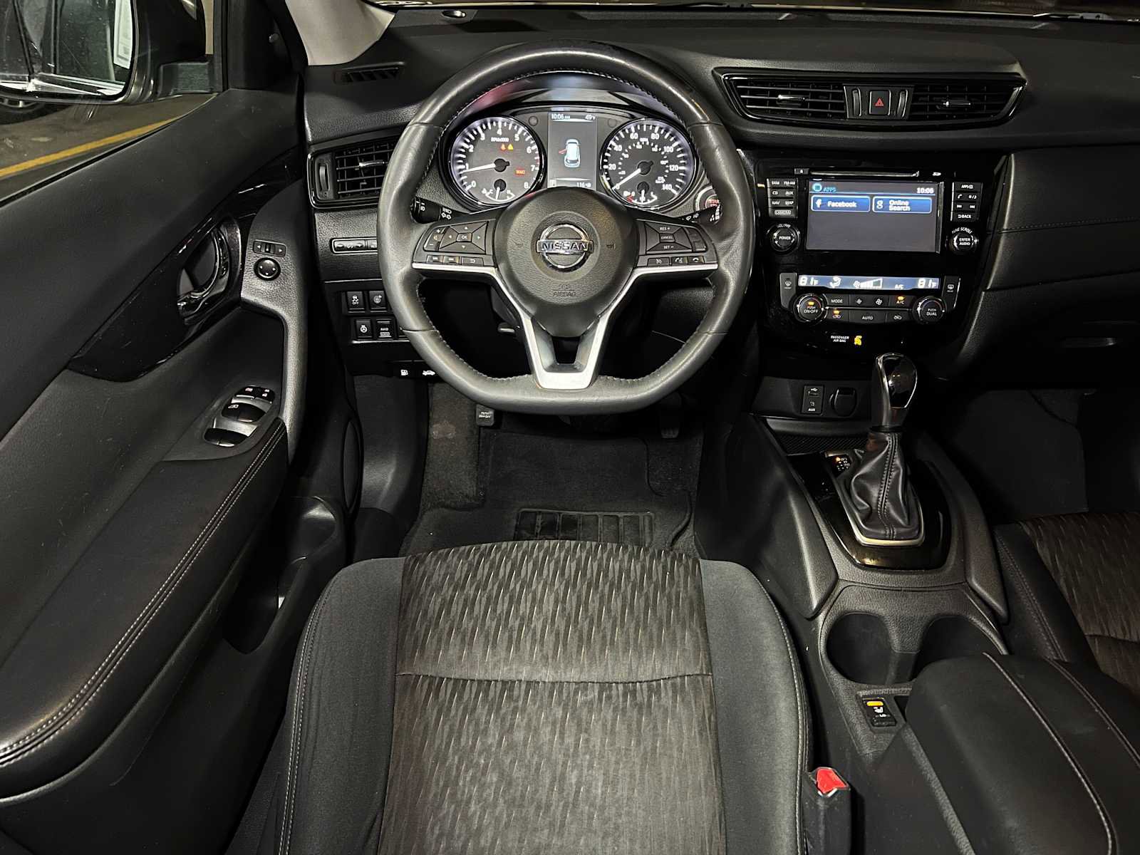 Used 2017 Nissan Rogue SV w/ SV Premium Package image 41