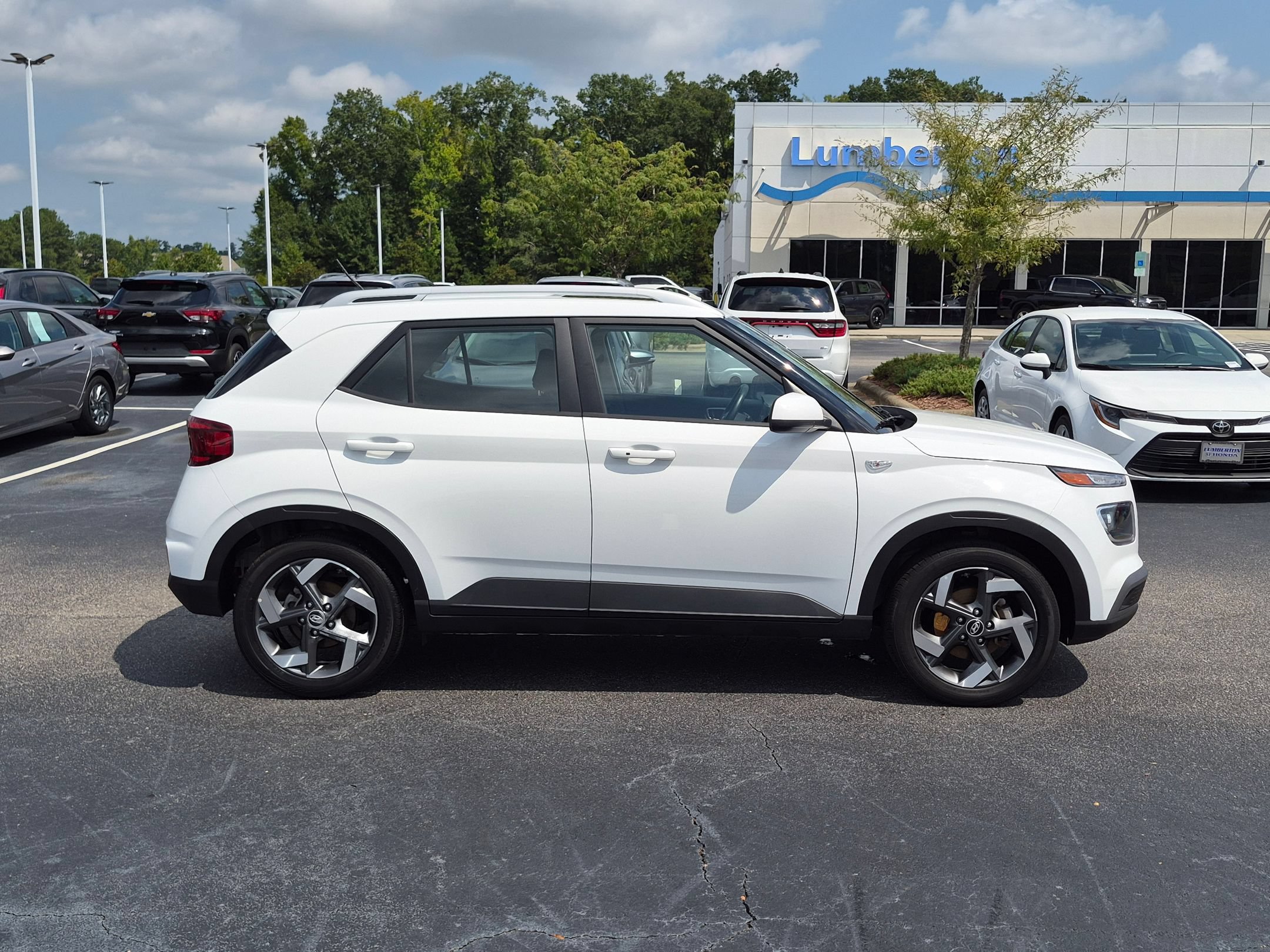 Used 2025 Hyundai Venue SEL FWD image 2
