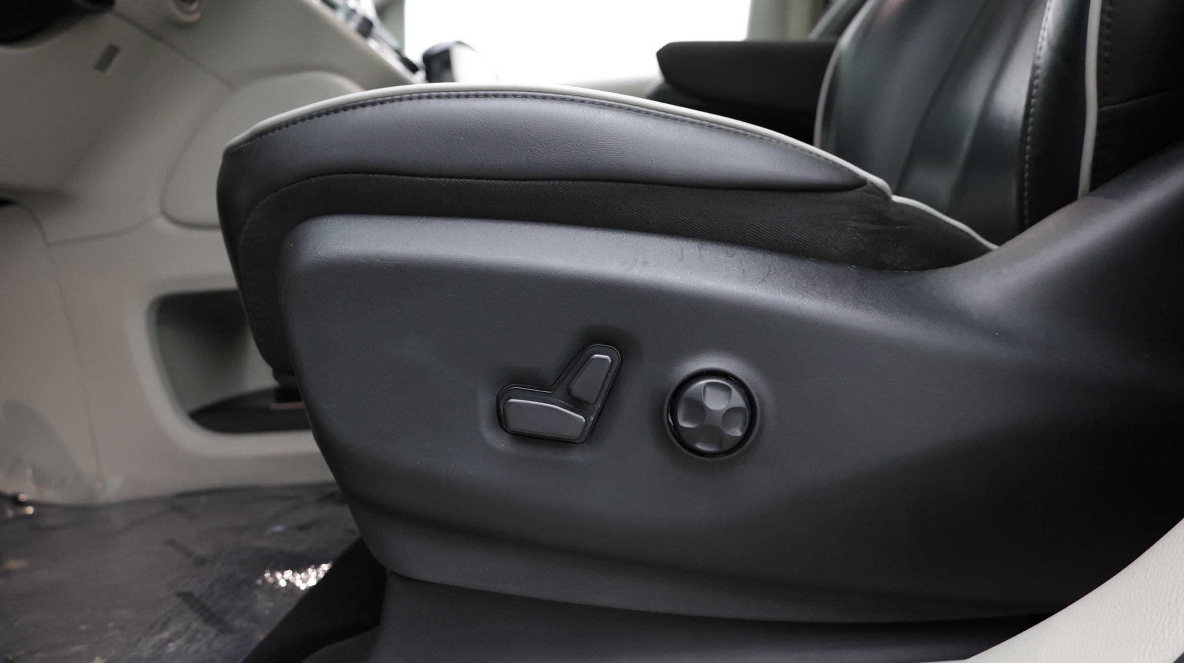Used 2023 Chrysler Pacifica Limited FWD image 18