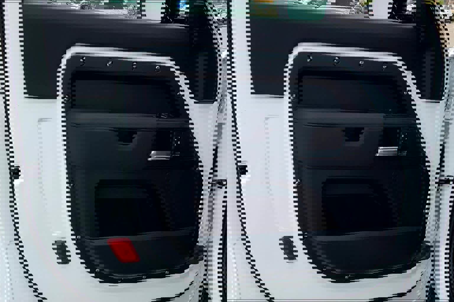 New 2025 Land Rover Defender 90 X-Dynamic SE image 9