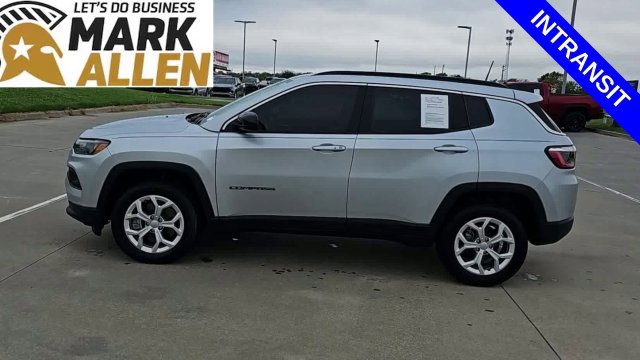 Used 2024 Jeep Compass Latitude AWD/4WD image 5