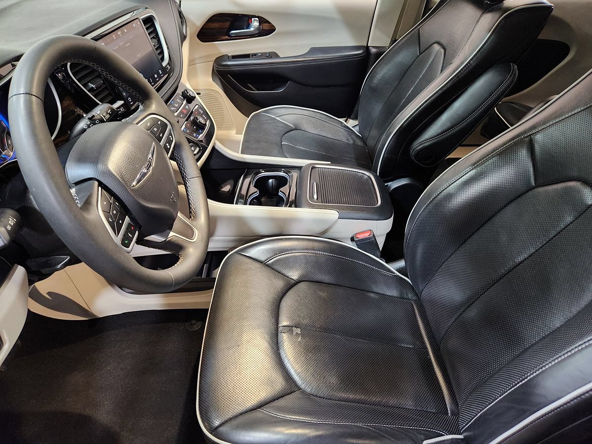 Used 2023 Chrysler Pacifica Limited w/ Uconnect Theater Family Group FWD image 31