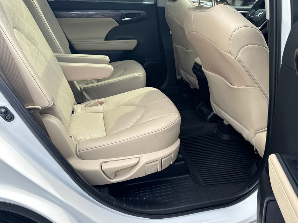 Used 2024 Toyota Highlander Platinum image 15