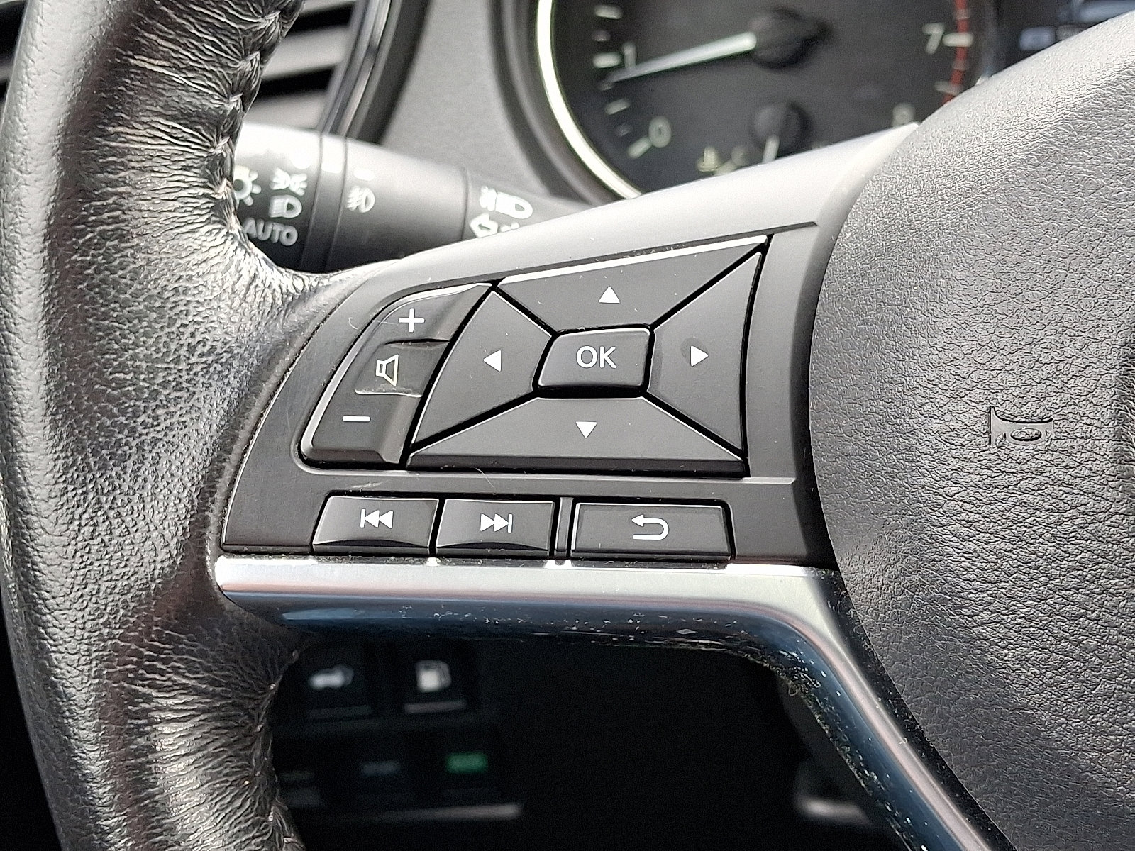 Used 2018 Nissan Rogue SL w/ Premium Package image 22