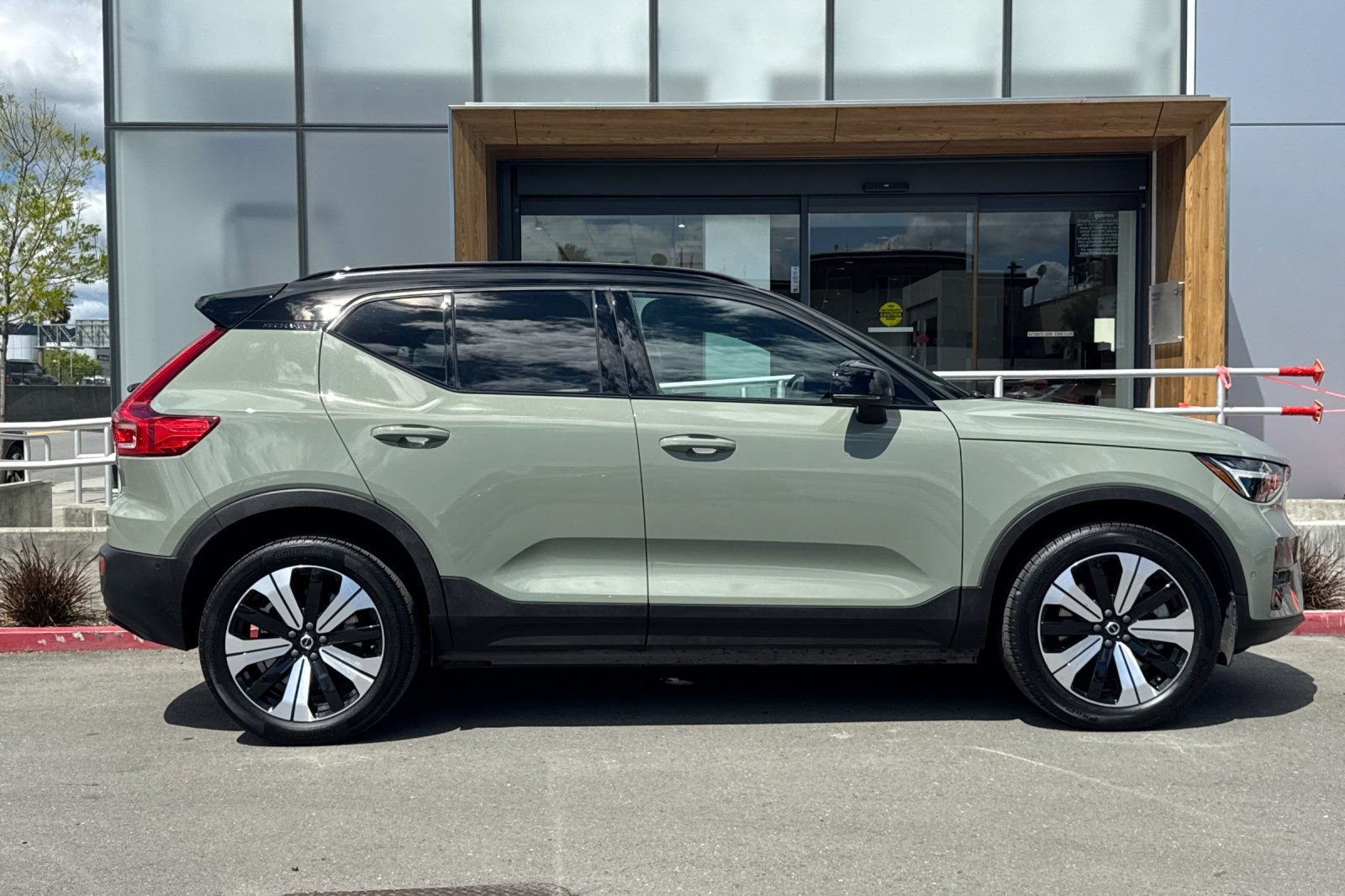 Used 2023 Volvo XC40 Recharge Plus AWD/4WD image 9