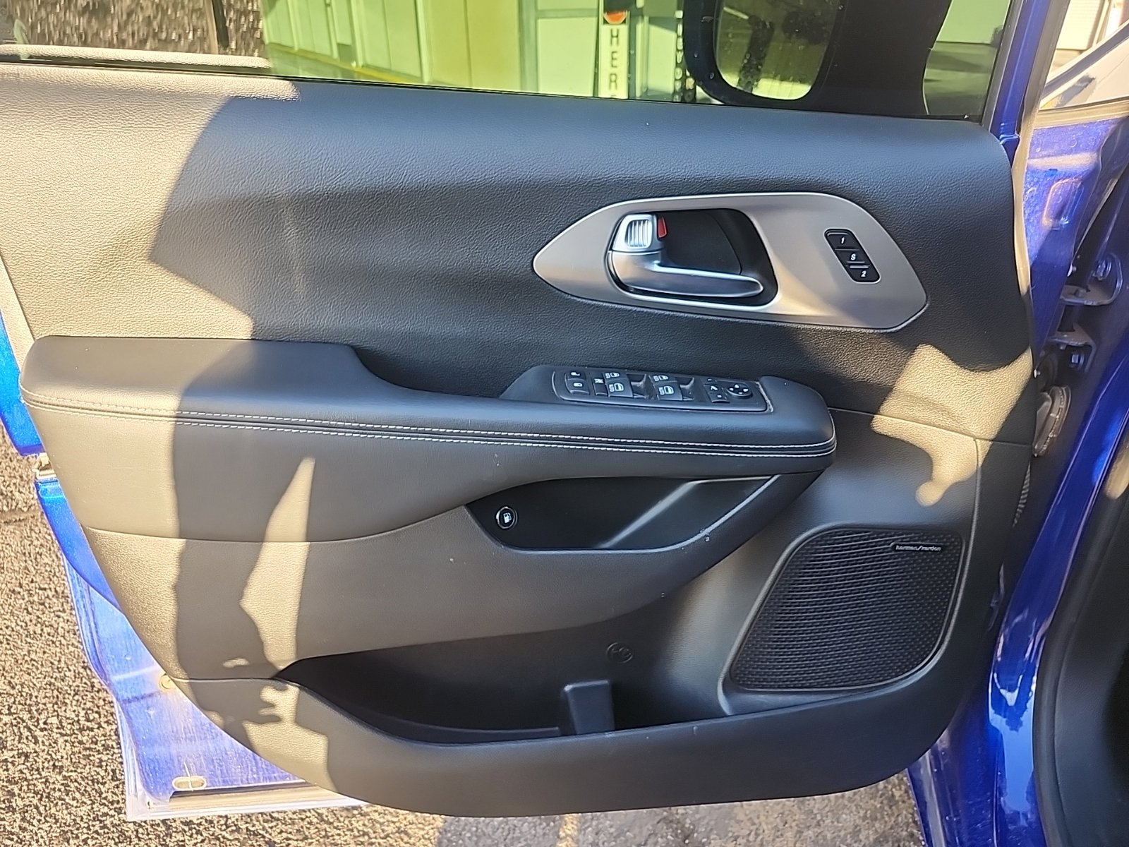 Used 2021 Chrysler Pacifica Limited w/ Uconnect Theater Family Group FWD image 12