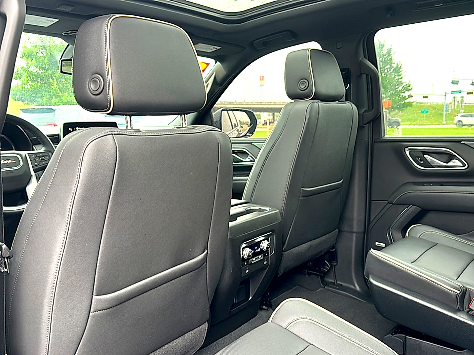 Used 2023 GMC Yukon XL SLT w/ SLT Premium Package AWD/4WD image 18