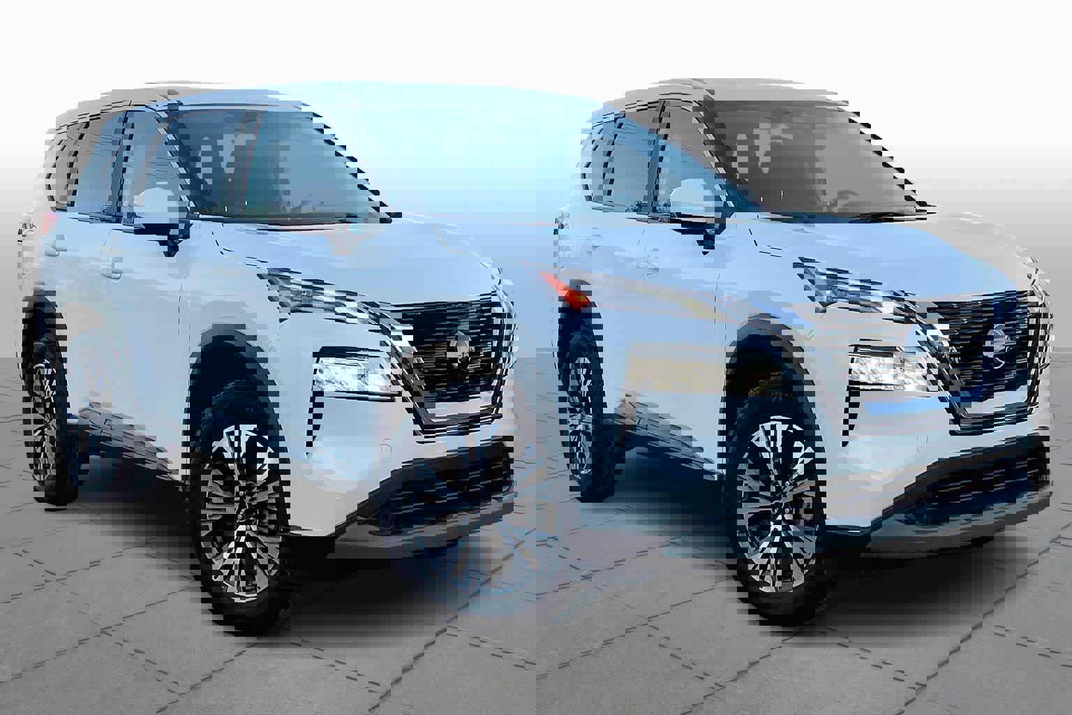 Used 2023 Nissan Rogue SV image 3