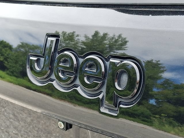 Used 2019 Jeep Grand Cherokee Laredo AWD/4WD image 29