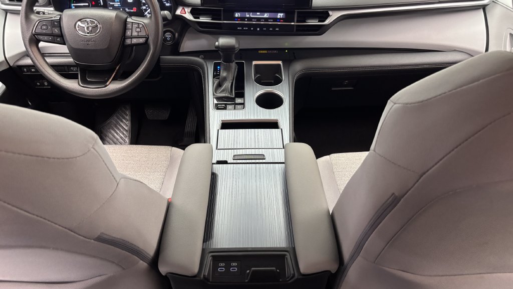 Used 2025 Toyota Sienna LE FWD image 32