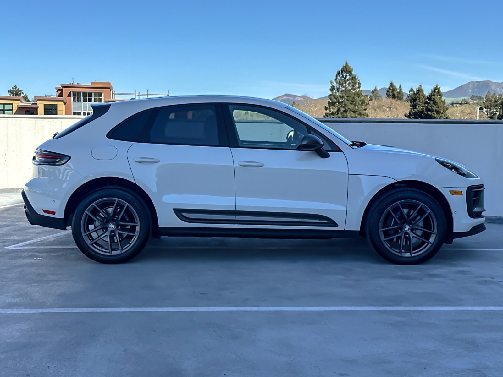 Certified 2025 Porsche Macan Turbo image 9