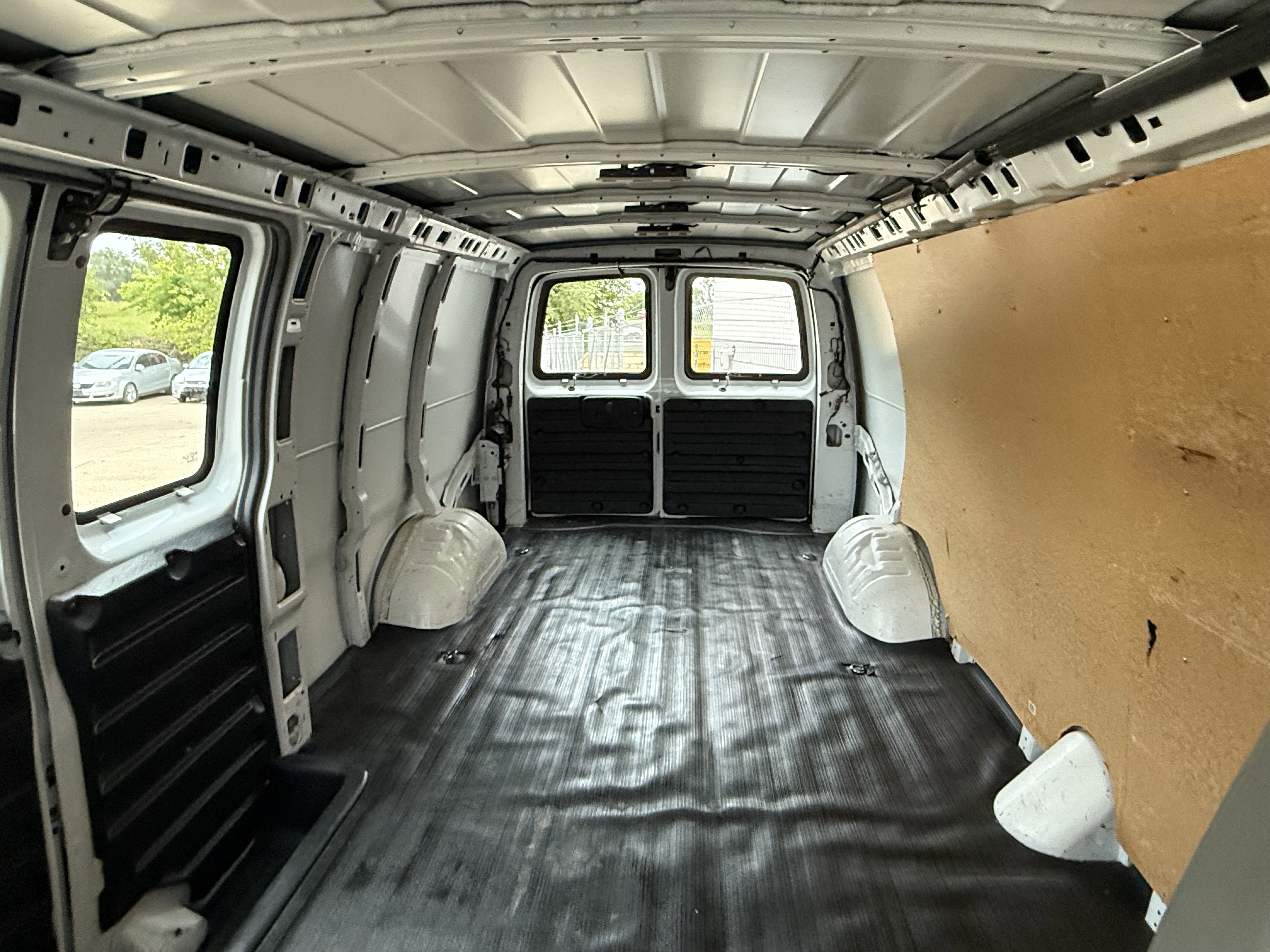 Used 2017 Chevrolet Express 2500 Extended image 10