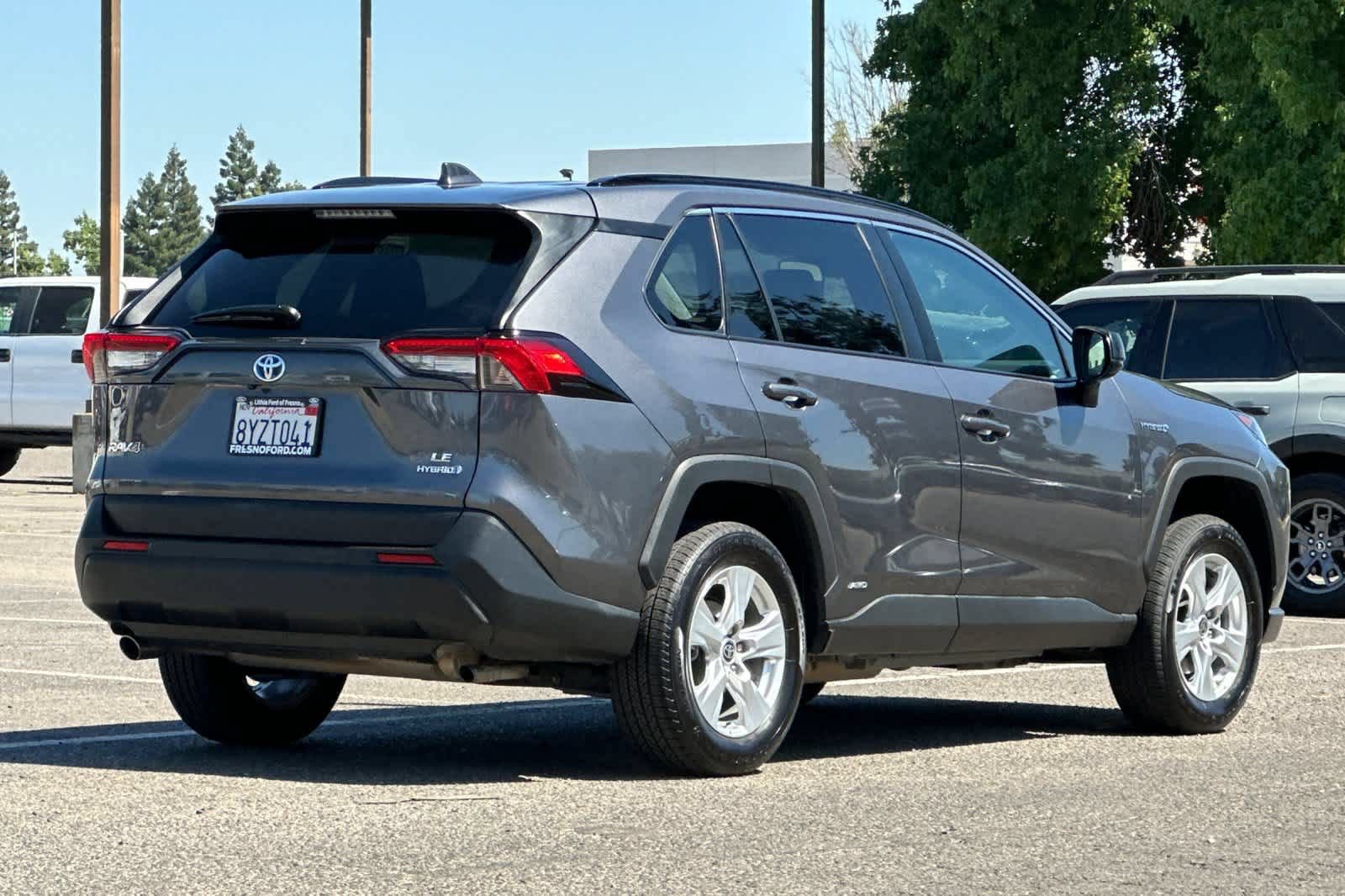 Used 2021 Toyota RAV4 LE AWD/4WD image 2