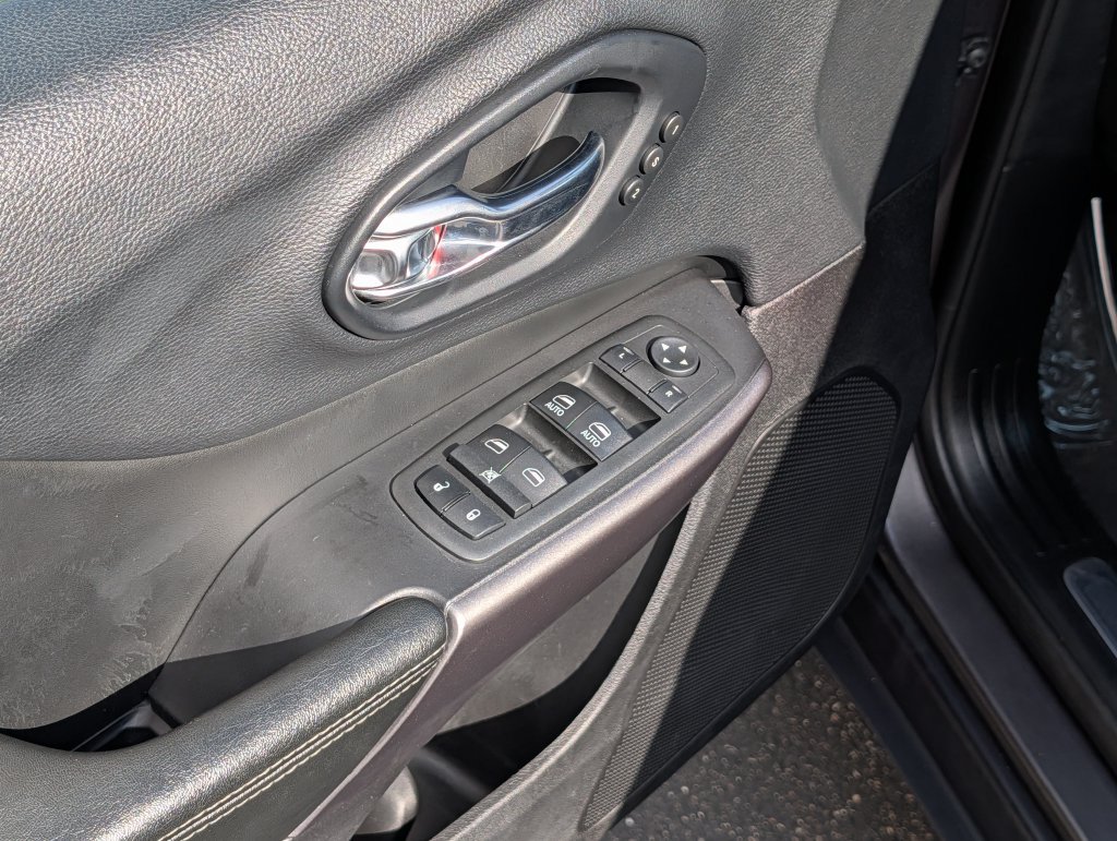 Used 2019 Jeep Cherokee Limited AWD/4WD image 15