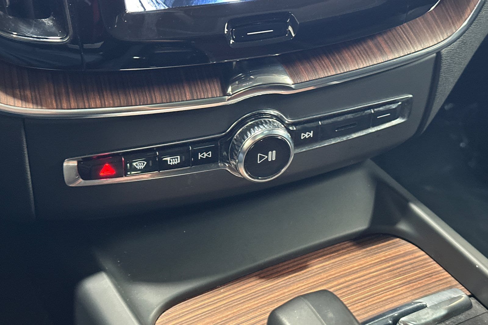 Certified 2024 Volvo XC60 B5 Plus AWD/4WD image 24