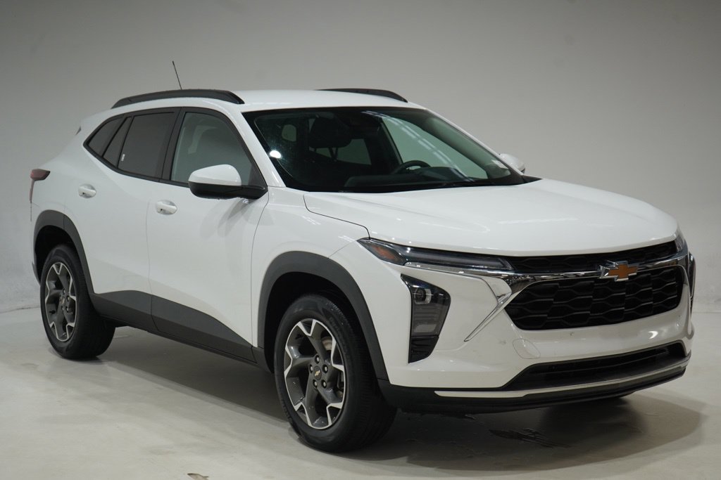 Used 2025 Chevrolet Trax LT FWD image 1